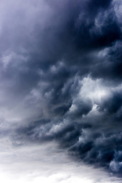 Fekete felhők az égen, sötét háttér, tapéta   - Fotó, kép
