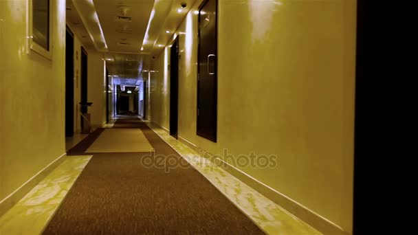 Caminando en un largo pasillo de luz de un hotel
 - Metraje, vídeo