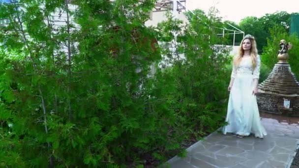 Young bride walking near the trees during the summer - Filmagem, Vídeo