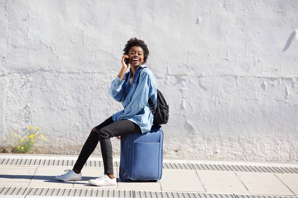 nő ül a bőrönd  - Fotó, kép