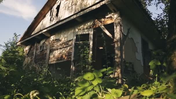 Casas destruídas pela guerra transformadas numa pilha de lixo
 - Filmagem, Vídeo