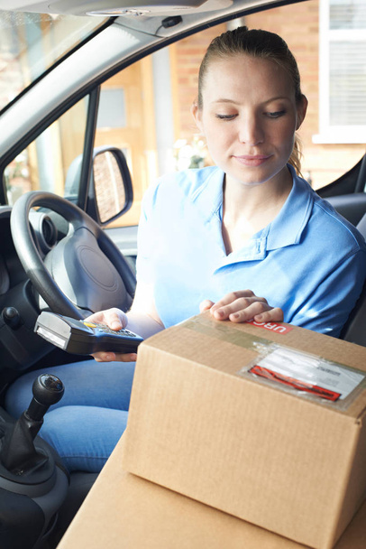 Mensajería femenina en furgoneta entregando paquete a la casa doméstica
 - Foto, Imagen