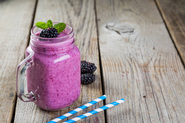 Blackberry jogurt smoothie in glass jar - Valokuva, kuva