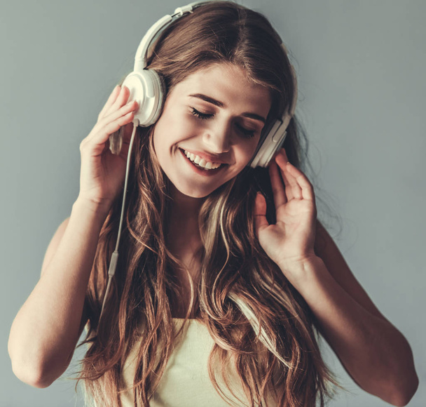 Girl listening to music - Zdjęcie, obraz