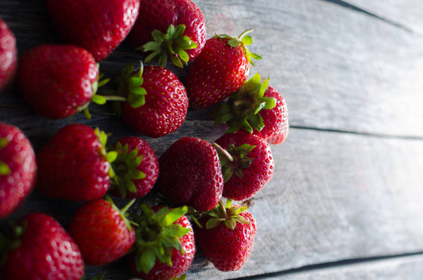 Ripe red strawberries controlam bright light - Fotó, kép