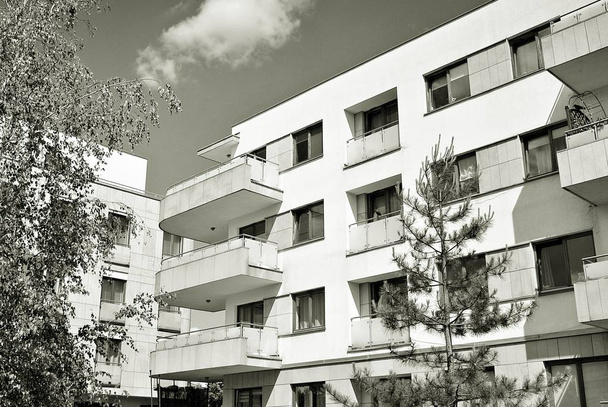 Edifício moderno de apartamentos de luxo. Preto e branco
 - Foto, Imagem