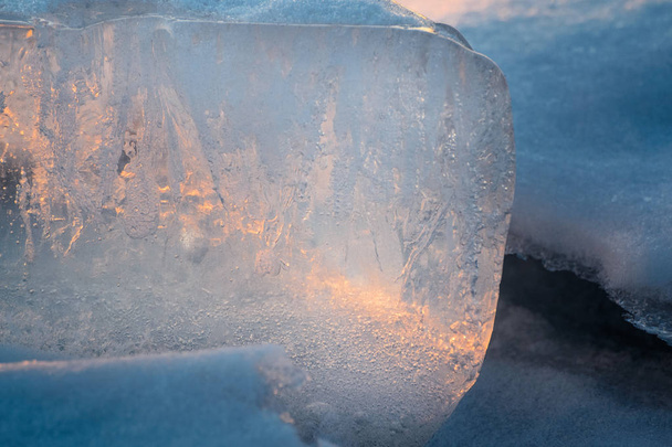 Figurine de glace dans les rayons du soleil couchant
. - Photo, image