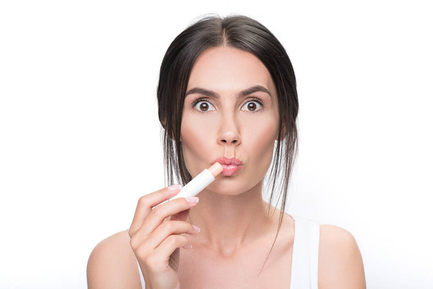 Chica conmocionada haciendo maquillaje facial saludable
 - Foto, imagen