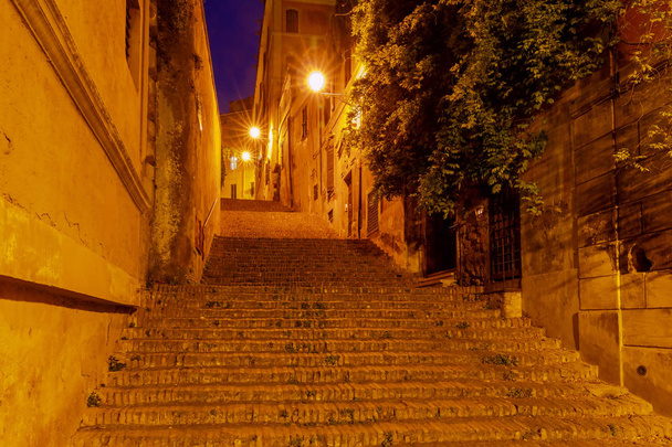 Roomassa. Vanha katu portaikko yöllä
. - Valokuva, kuva