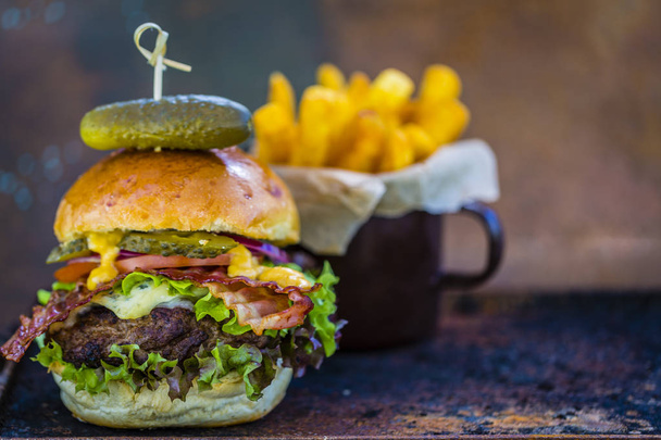 Pyszne glazured z grilla burger wołowy z sałatą szpinak i niebieski - Zdjęcie, obraz