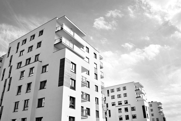 Edifício moderno de apartamentos de luxo. Preto e branco
 - Foto, Imagem