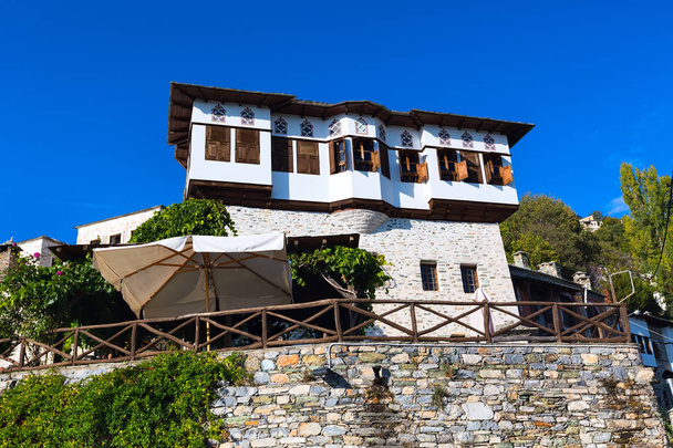 Straßen- und Caféblick in Makrinitsa Dorf Pelion, Griechenland - Foto, Bild