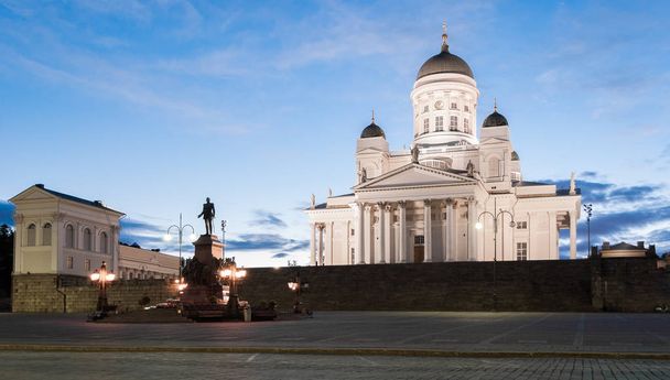 Luterański Katedra w Helsinkach podczas Letnich nocy - Zdjęcie, obraz