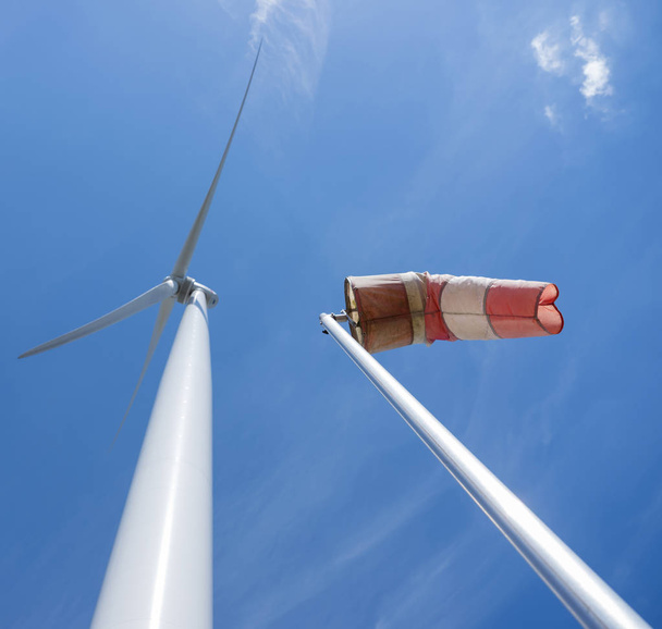 turbina eolica e sacco a vento contro il cielo blu
 - Foto, immagini