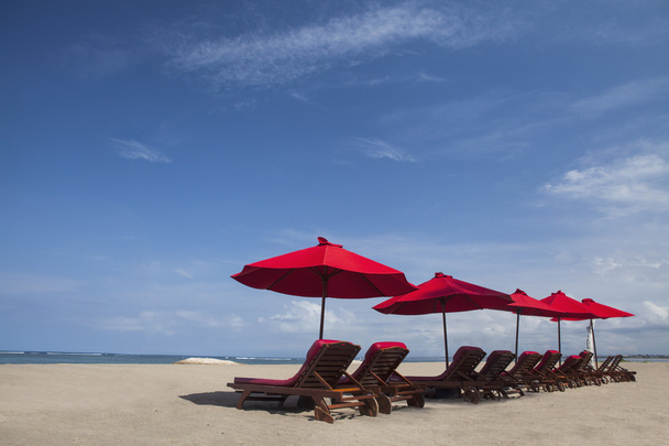 Beach umbrella chairs in paradise island - Foto, imagen