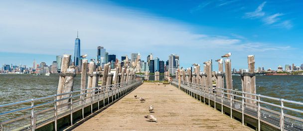 Горизонт Манхэттена от старых доках парома на острове свободы - Фото, изображение
