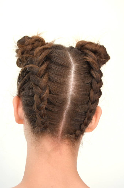 Плетение волос средней длины - каштановые волосы
 - Фото, изображение