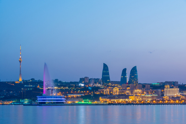Wgląd nocy Azerbejdżan Baku podczas zachodu słońca - Zdjęcie, obraz