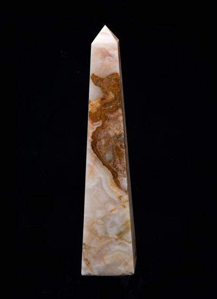 polierter mehrfarbiger geschnitzter Onyx-Obelisk - Foto, Bild