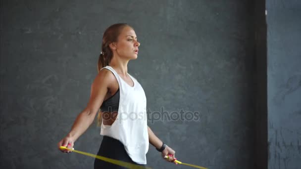 Sportlerin beim Seilspringen in der Turnhalle, die Dame will fit sein - Filmmaterial, Video