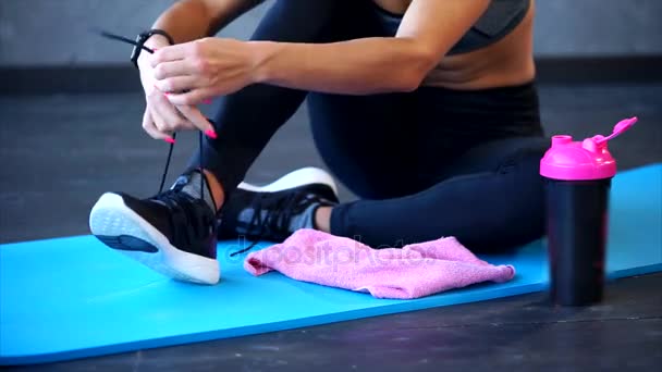 スニーカーの靴ひもを結ぶ人女性足のショットを閉じる - 映像、動画