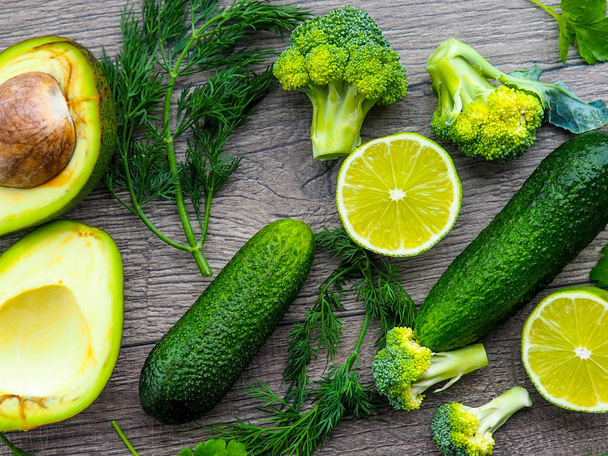 Плоска серія сортованих зелених тонованих овочів, свіжа органічна сировина
 - Фото, зображення