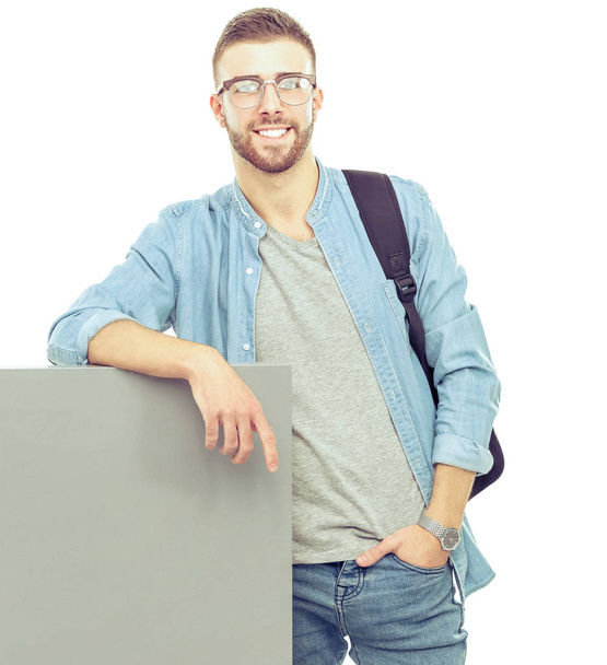 Retrato de un estudiante sonriente sosteniendo tablero en blanco
 - Foto, Imagen