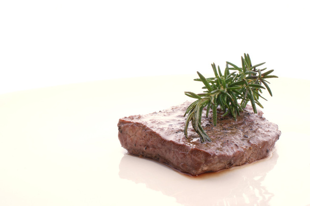 gegrilde steak met rozemarijn - Foto, afbeelding