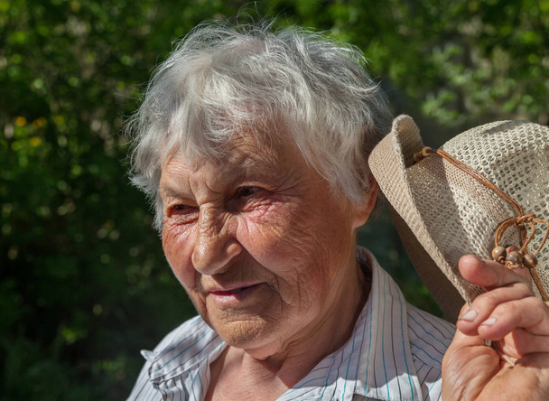Mujer mayor con sombrero
. - Foto, Imagen
