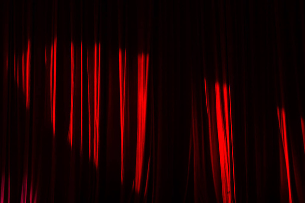 Vörös függönyök és a fény. - Fotó, kép