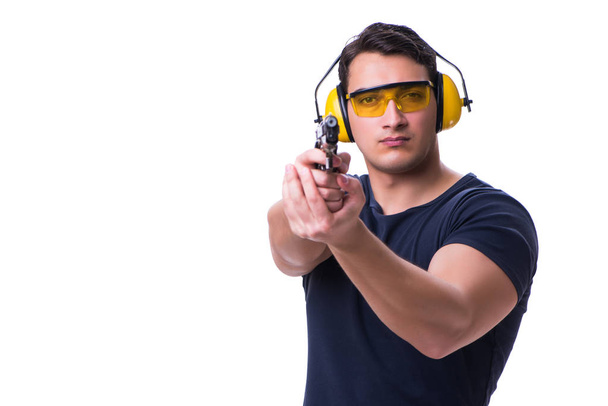 Чоловік займається спортивною стрільбою з пістолета ізольовано на білому
 - Фото, зображення