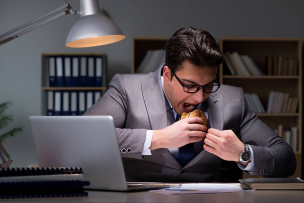 Podnikatel pozdě v noci jíst burger - Fotografie, Obrázek