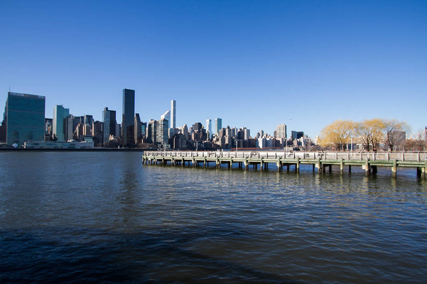 Quai sur la rivière East et des bâtiments à Manhattan
 - Photo, image
