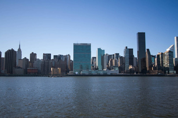 Buildings over river with blue sky, New York - Foto, imagen