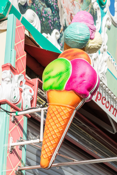 Grand cornet de crème glacée en plastique au bar à bonbons lors d'un festival folklorique
   - Photo, image