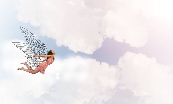 Woman flying high in blue sky - Foto, afbeelding