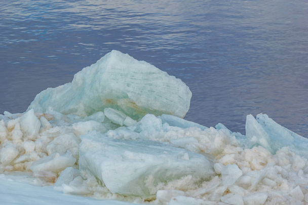 Kry lodowej na rzece na wiosnę - Zdjęcie, obraz