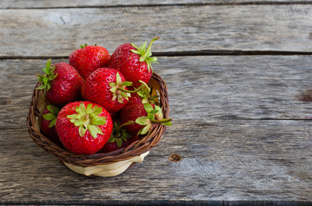 Ripe strawberries in wicker basket - Foto, Imagen