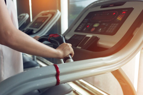 vrouw joggen en draait op loopband cardio machine - Foto, afbeelding