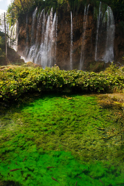 Cachoeira e lagoa em The Plitvice Lakes
 - Foto, Imagem