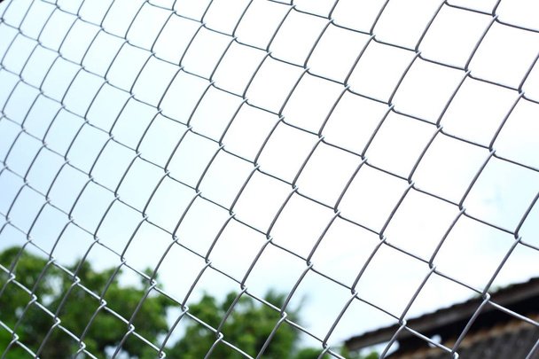 recinzioni metalliche di collegamento a catena racchiudono zona di frontiera
 - Foto, immagini