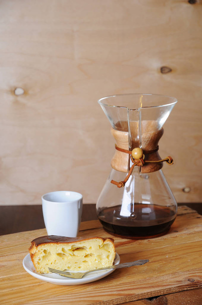 Koláč tvaroh a alternativní přípravy kávy s filtrem. Rustikální pozadí, bílý pohár - Fotografie, Obrázek