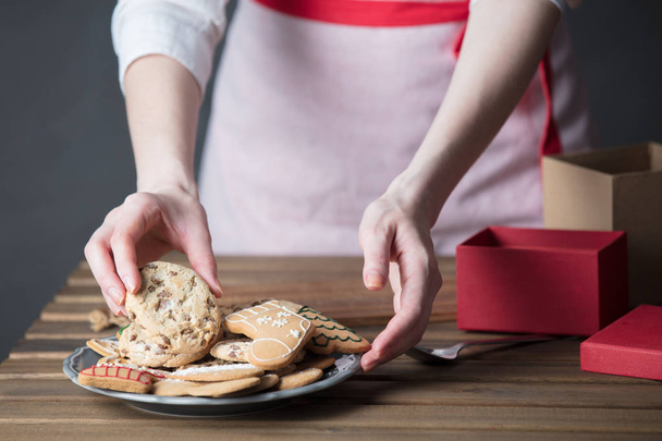 Домохозяйка готовит пряничное печенье
 - Фото, изображение