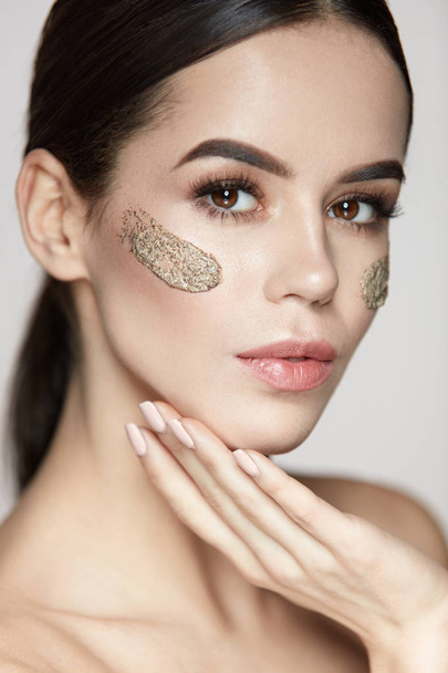 Woman Face Skin Care. Beautiful Girl With Cosmetic Scrub Mask - Foto, afbeelding