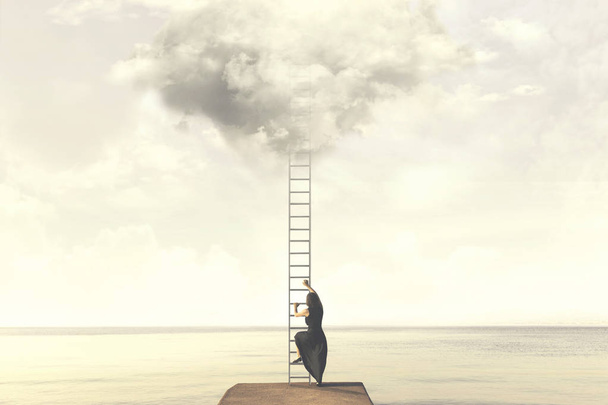 Momento surreal de mulher escalando uma escala imaginária para as nuvens
 - Foto, Imagem
