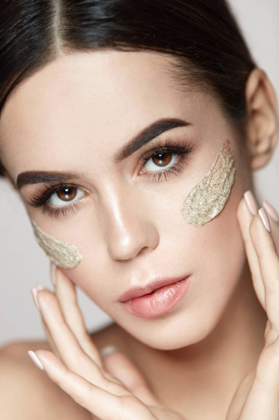 Beauty Skin Cosmetics. Young Woman With Scrub Mask On Face - Fotoğraf, Görsel