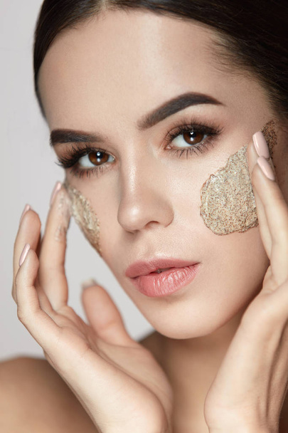Mulher Face Skin Care. Closeup bela fêmea aplicando Scrub
 - Foto, Imagem
