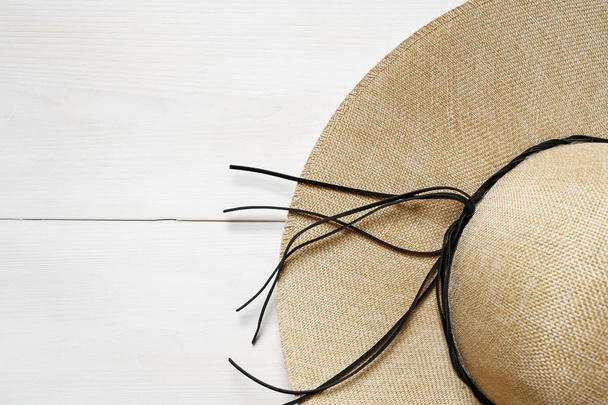 verão chapéu de palha no fundo de madeira branco
 - Foto, Imagem