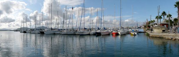 Voiliers amarrés sur le port d'Alghero
 - Photo, image