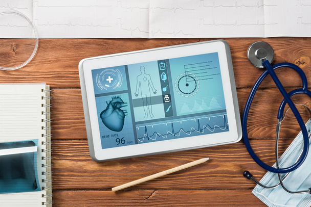 White tablet pc and doctor tools  - Zdjęcie, obraz